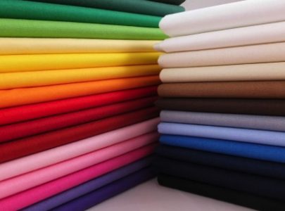 MENGGUNAKAN WARNA PADA SERAGAM STAFF